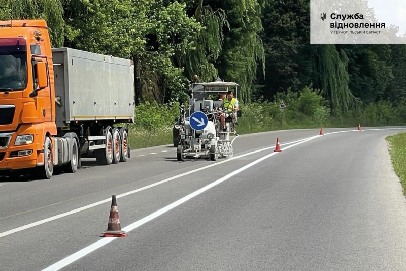 На Тернопільщині дорожники поновлюють розмітку на маршруті Тернопіль - Гримайлів