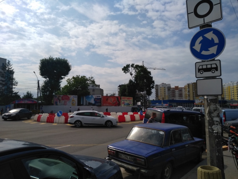 На перехресті вул. Оболоня і вул. Митрополита Шептицького у Тернополі встановили тимчасову кільцеву транспортну розв’язку