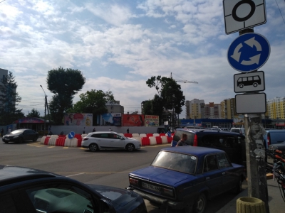 На перехресті вул. Оболоня і вул. Митрополита Шептицького у Тернополі встановили тимчасову кільцеву транспортну розв’язку