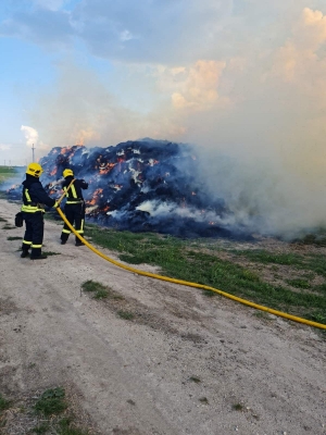 У селі неподалік Тернополя горіли складовані тюки соломи