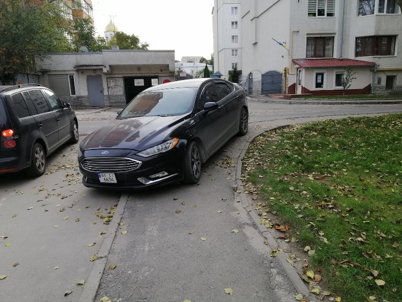 У Тернополі водій залишив автівку посеред тротуару (фотофакт)