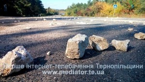 У Тернопільській області водій вантажівки &quot;встелив&quot; величезними каменюками кілометр траси