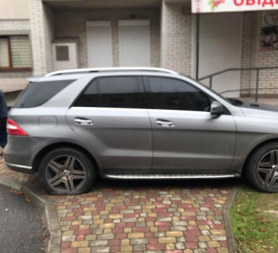 Кандидат у мери Тернополя Гевко залишив свою автівку посеред тротуару (фото)