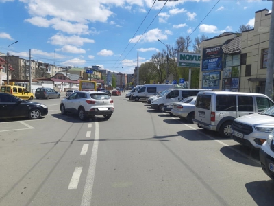 У Тернополі водій залишив автівку просто на проїжджій частині (фото)