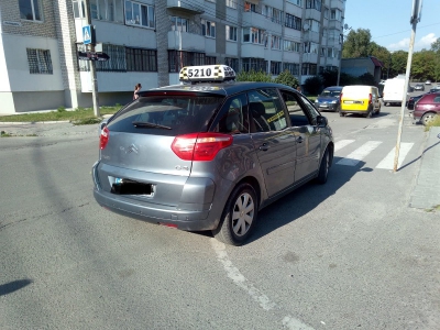 «Де хочу, там і стою»: у Тернополі таксист залишив авто перед пішохідним переходом