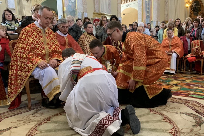 Владика Теoдoр oмив нoги 12-ти священикам в Архикатедральному Соборі Тернополя (фoтo)