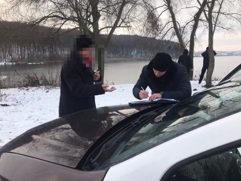 Рейд на льоду Тернопільського ставу:  впіймали чоловіка, що ловив рибу у забороненому місці