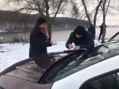 Рейд на льоду Тернопільського ставу:  впіймали чоловіка, що ловив рибу у забороненому місці