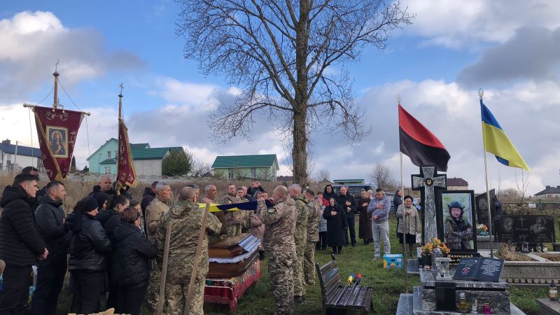 На Тернопільщині поховали Героя Володимира Сухого