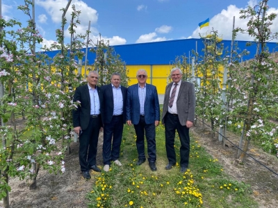 У садах Петра Гадза вже збирають перші яблука, частину врожаю передадуть українським воїнам