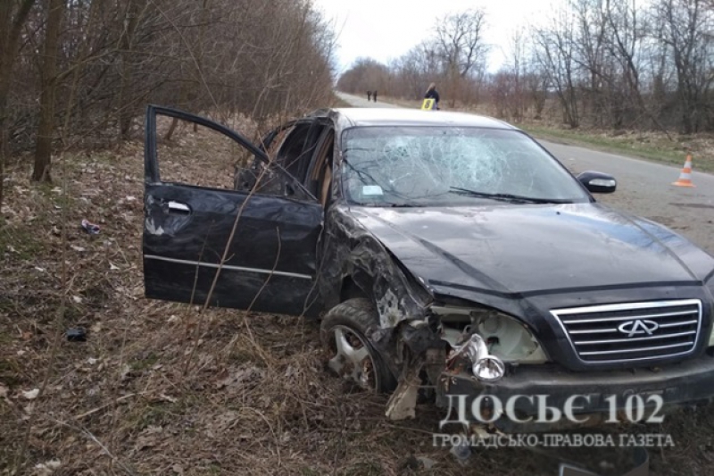 Автомобіль з’їхав у кювет та врізався в дерево: у ДТП на Тернопільщині травмувалося п&#039;ятеро людей