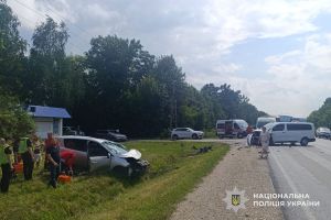 На Тернопільщині зіткнулися мікроавтобус та іномарка