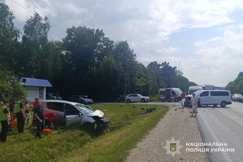 На Тернопільщині зіткнулися мікроавтобус та іномарка