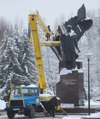 Стало відомо, хто облив фарбою пам’ятник Бандери у Тернополі