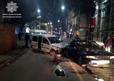 ДТП у центрі Тернополя: 21-річний водій збив пішохода та протаранив легківку