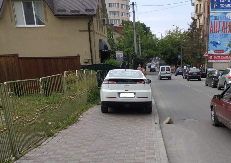 Тернопільські водії паркуються де заманеться
