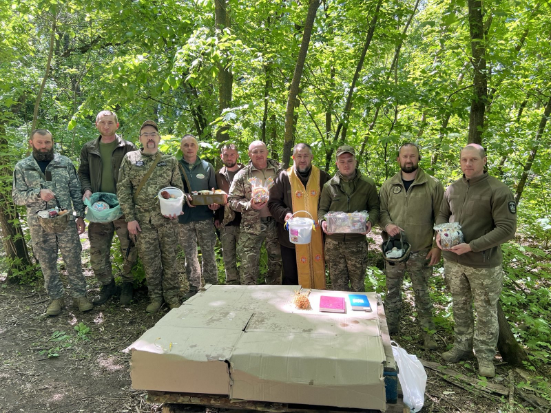 Замість кошика – бойовий  шолом: тернопільські військові на фронті освятили паски