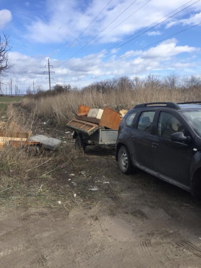 У полі на Тернопільщині невідомі залишили гору старих меблів (фотофакт)