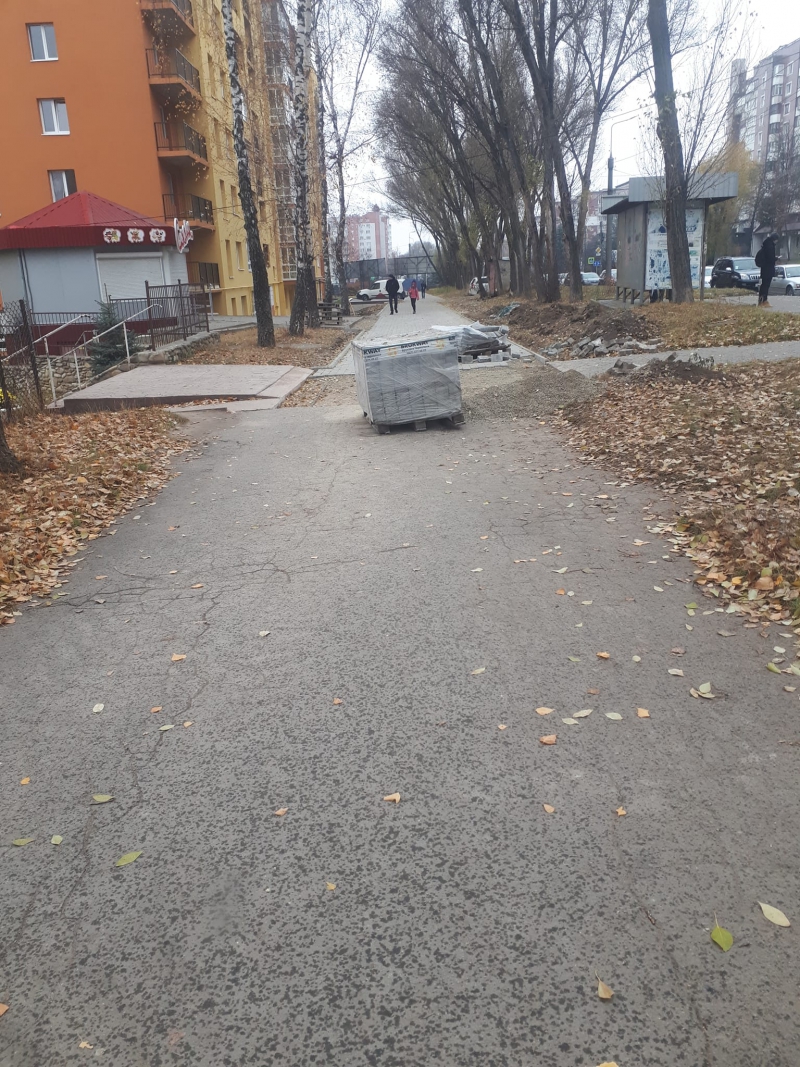 «Начхати на інших»: у Тернополі тротуар перегородили плиткою (фотофакт)