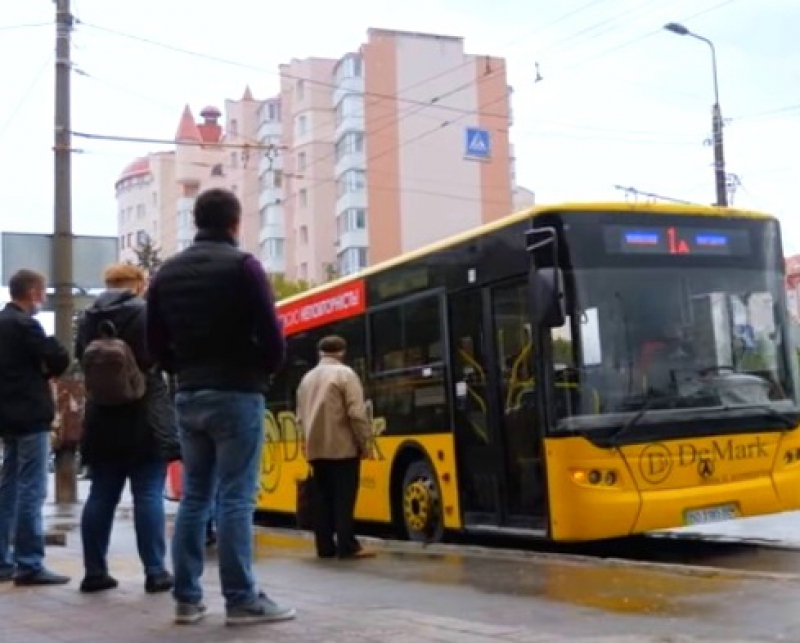 У Тернополі пенсіонери можуть безкоштовно їздити у громадському транспорті без обмежень у часі