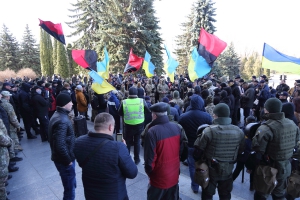 Штовханина, дим та десятки правоохоронців: у Тернополі обурені активісти вийшли на акцію непокори (фоторепортаж)
