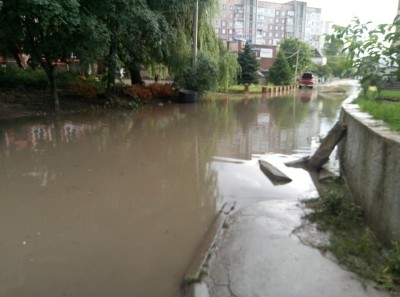 Вода по коліна: одну із вулиць Тернополя знову добряче затопило (фотофакт)