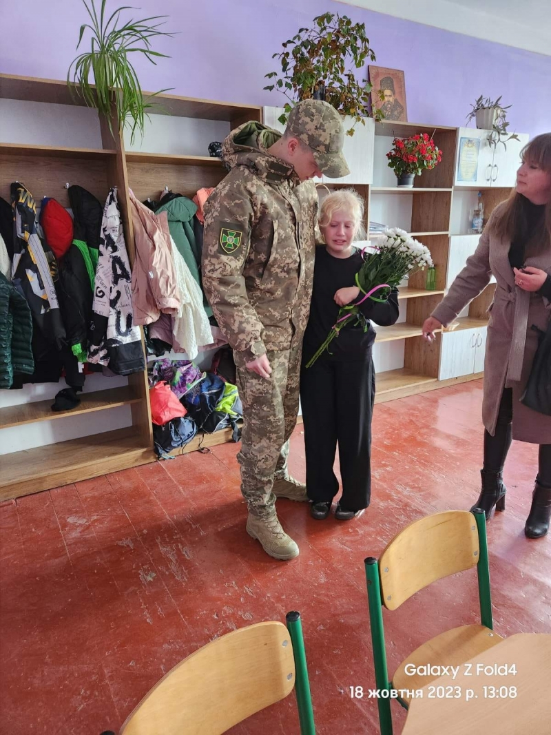 На Тернопільщині воїн розшукав школярку, яка написала йому лист на передову (фото)