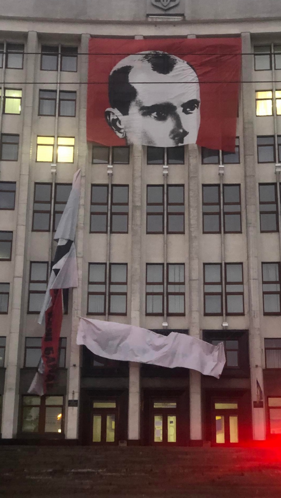 У Тернополі вітер розірвав гігантський банер з Бандерою (фотофакт)