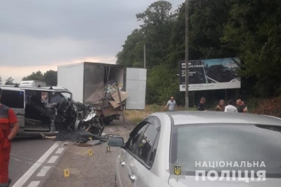 Смертельна ДТП на Тернопільщині: MERCEDES Vito виїхав на узбіччя, збив людину та протаранив припарковане авто