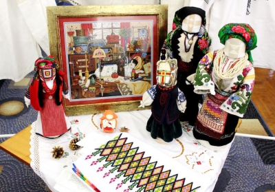 Тернопільська книгозбірня запрошує на виставку вишиванок та ляльок-мотанок