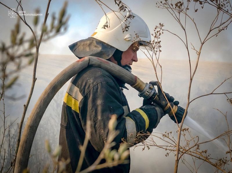 На Тернопільщині за добу ліквідували 14 пожеж, серед них — займання балкона та житлового будинку