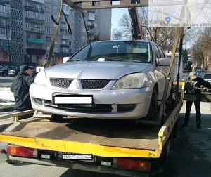 У Тернополі за місяць евакуювали сотню транспортних засобів, водії яких порушили правила паркування