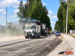 У Тернополі на вулиці Текстильній влаштовують новий шар асфальтобетонного покриття