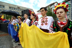 Вулицями Тернополя пройшла хода у вишиванках (фото)