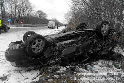 На Тернопільщині авто виїхало на зустрічну смугу і перекинулося