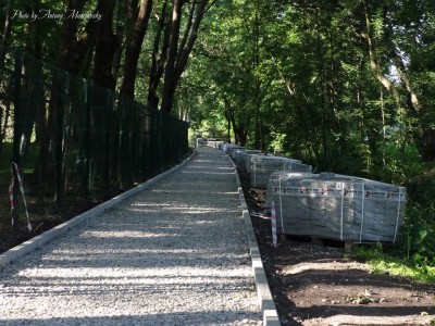 У тернопільському парку оновлюють пішохідні доріжки навколо зоокутка