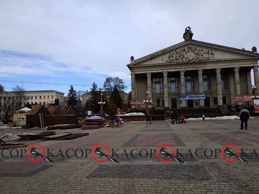 У центрі Тернополя демонтують «Зимове містечко» (фотофакт)