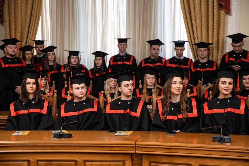 У Класичному університету Тернополя вручили дипломи магістрам факультету фінансів та обліку