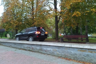 У Тернополі водій елітної автівки розвернувся у сквері (фотофакт)