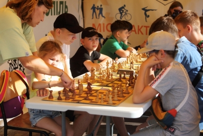 Гігантські фігури, конкурси та майстер-класи: у Тернополі відзначили Міжнародний день шахів (фоторепортаж)