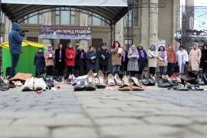 «Насильству – ні!»: на головну площу Тернополя принесли 600 пар жіночих туфель