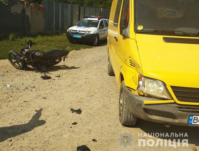 ДТП у Борщівському районі: водій мотоцикла врізався у мікроавтобус