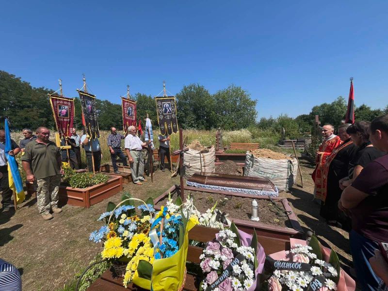 На Тернопільщині в останню дорогу провели учасника АТО Володимира Вельму