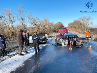 На Тернопільщині - ДТП: у результаті зіткнення водій однієї з автівок опинився заблокований у понівеченому салоні