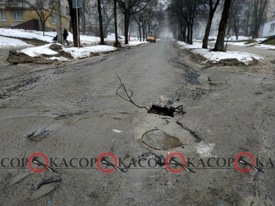 У Тернополі знову провалилась бруківка (фотофакт)