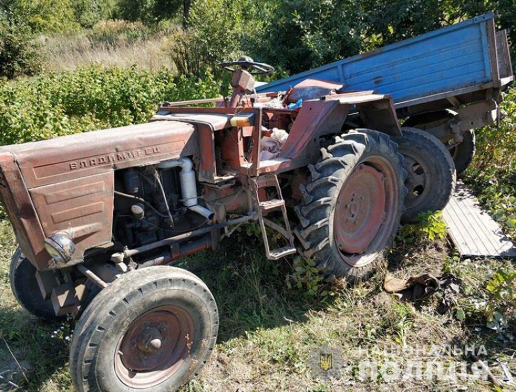 На Кременеччині внаслідок перекидання трактора загинув чоловік