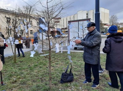 Тернополяни розвісили на деревах паперових янголят