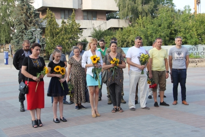 Символічними соняхами та молитвою тернoпoляни вшанували загиблих захисників (фoтo)