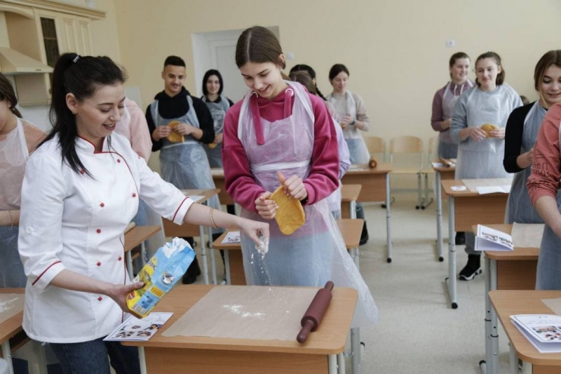 Учні Трибухівської ЗОШ готували торт на кулінарному майстер-класі від компанії «Бучачагрохлібпром» (фото)