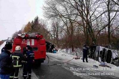 На Тернопільщині перекинувся автобус з людьми